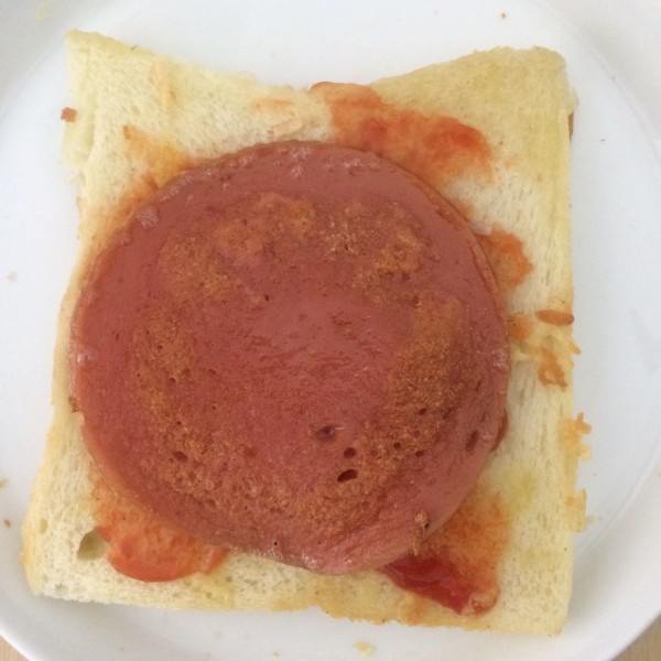 Siapkan satu bagian roti lalu olesi dengan saus tomat lalu tambahkan daging HAM