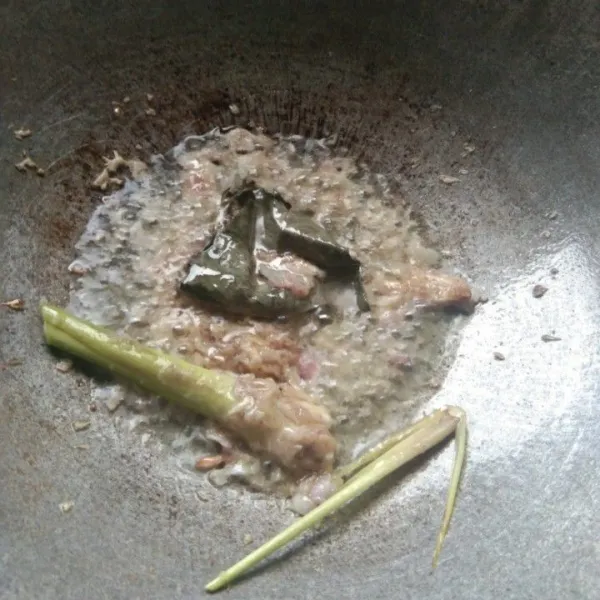 Tumis bumbu halus beserta daun salam, jahe dan serai hingga harum.