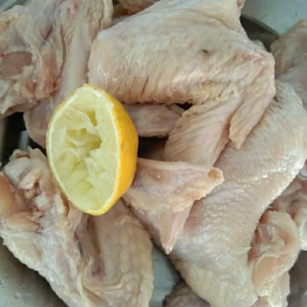 Bersihkan ayam, kucuri dengan perasan jeruk lemon, bilas kembali dan tiriskan.