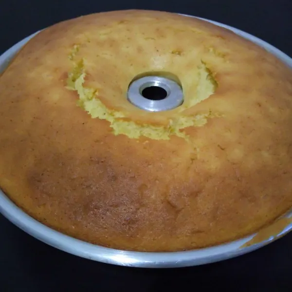 Setelah matang, jangan lupa tes tusuk dan biarkan uap panasnya menghilang, keluarkan cake dari loyang.