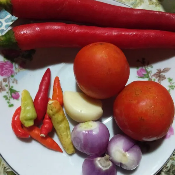 Siapkan bahan-bahan untuk dihaluskan.