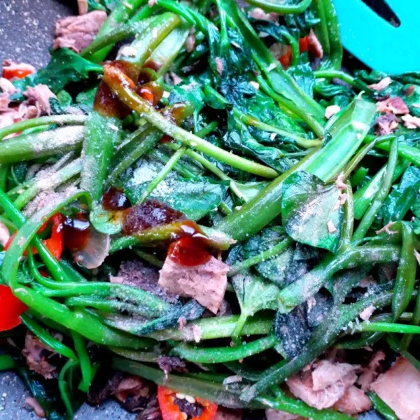Beri saus tiram, garam dan sedikit air, masak cepat saja agar kangkung tetap hijau dan renyah.