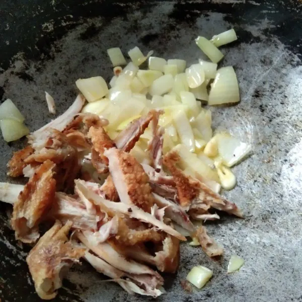 Masukkan suwiran ayam, aduk rata.