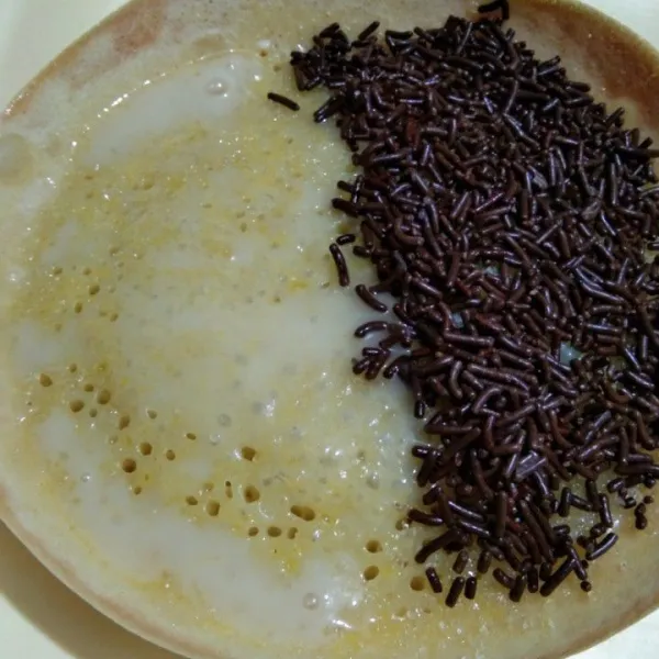 Beri topping sesuai selera, tambahkan gula pasir, cokelat meses ceres dan susu kental manis putih secukupnya.