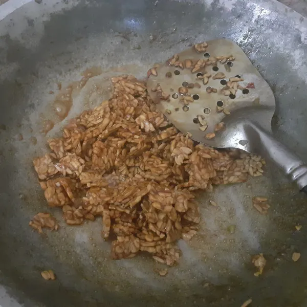 Masukkan tempe ketika bumbu sudah cukup kental, matikan api. Aduk hingga bumbu merata. Angkat. Sajikan. Masukkan ke dalam wadah tertutup agar tetap renyah. Tahan berhari-hari di suhu ruang.