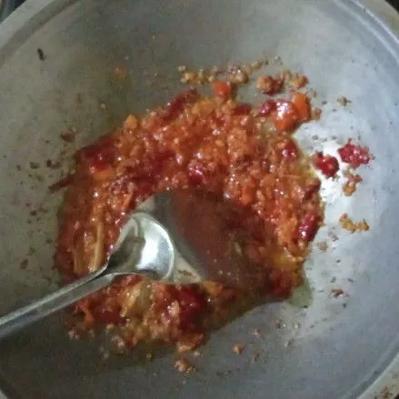 Tumis bumbu sampai wangi.