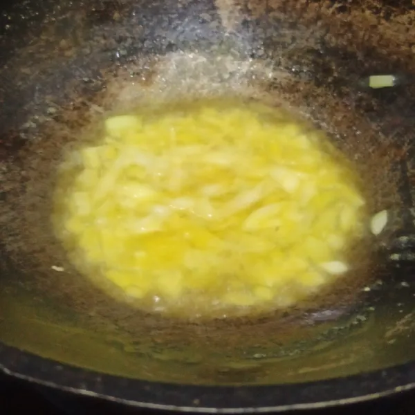 Sembari menunggu fettucine, buat bahan pelengkap di wajan yang berbeda. Masukkan 3 sdm minyak goreng & 1 sdm mentega. Tunggu hingga panas & masukkan bawang bombay. Tumis hingga harum.