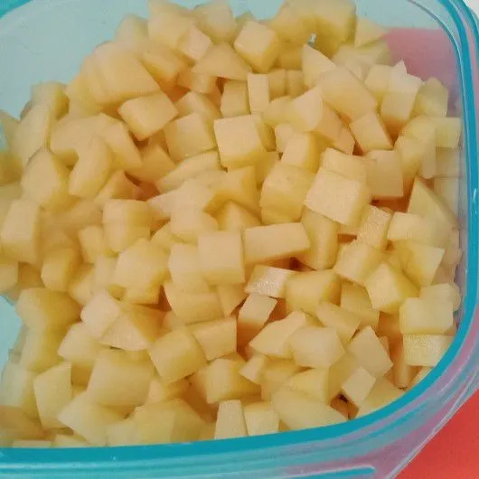 Buat isiannya (potong kentang dan wortel kecil-kecil atau sesuai selera)