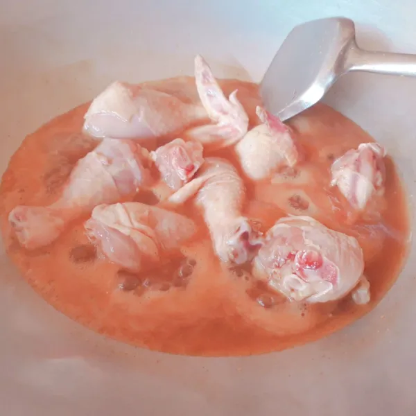 Masak hingga mendidih. Kecilkan api sambil diaduk-aduk.