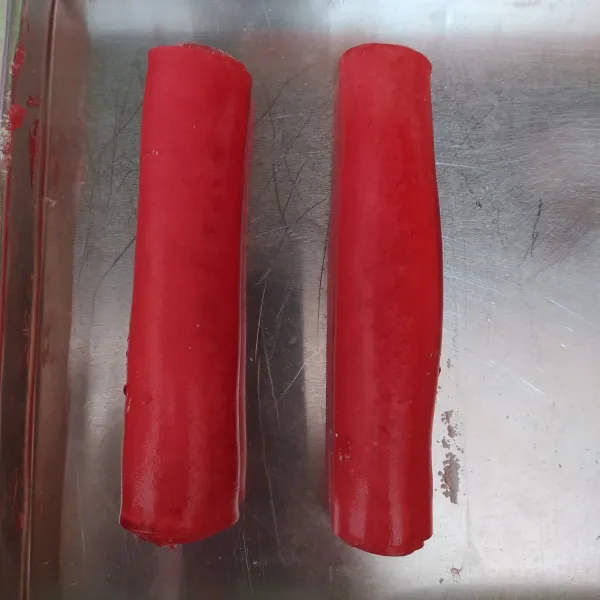 Bagi menjadi 2 bagian (Agar mudah saat gulung). Sisir bagian pinggir pakai pisau. Kemudian gulung.