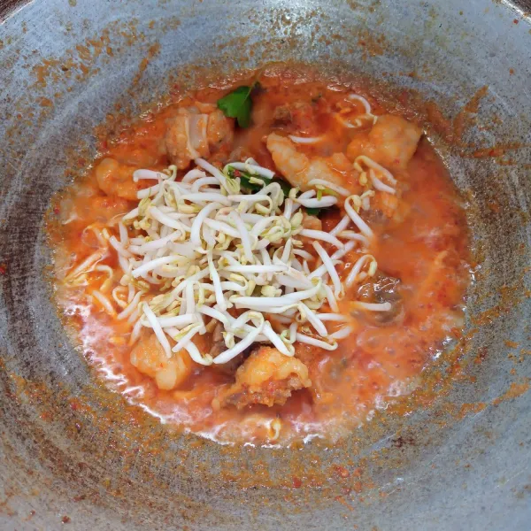 Masukkan tauge. Aduk rata. Masak sebentar. Angkat dan sajikan.