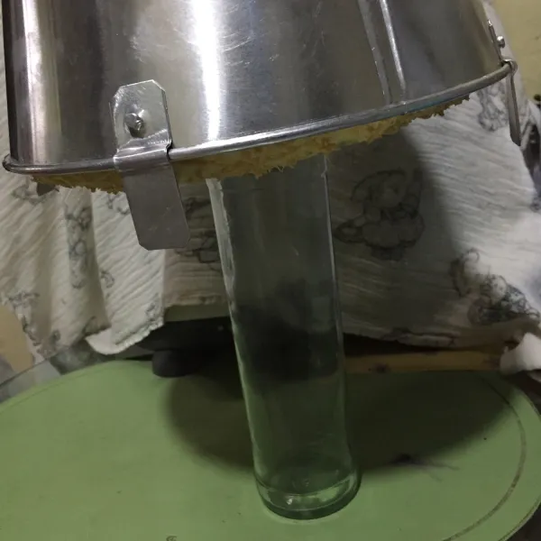 Setelah matang langsung terbalikkan loyang ya. Supaya cake tidak kempes. Biarkan hingga benar2 dingin selama kurleb 1-2 jam, lalu sisir pinggiran cake. Siap disajikan.