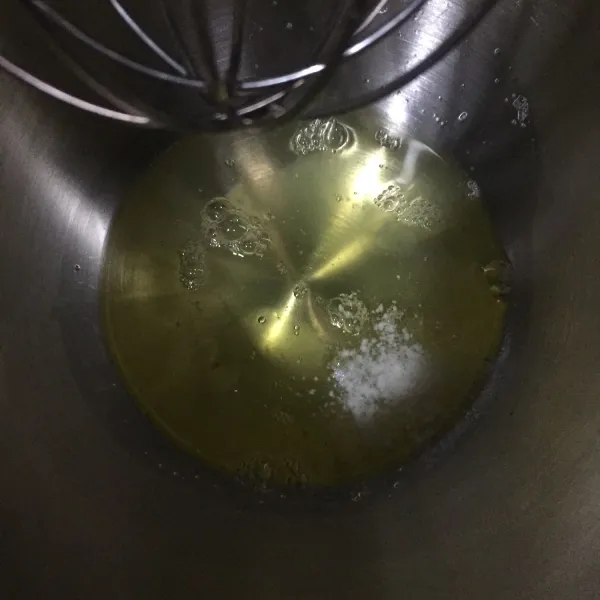 Di wadah lain, masukkan putih telur dan cream of tartar, mixer hingga berbusa.