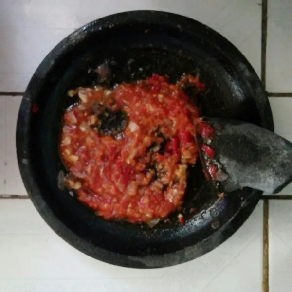 Tumbuk semua bumbu, beri garam dan kaldu bubuk.