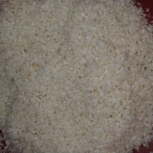 Siapkan ketan yg sudah di cuci bersih lalu campur dengan menggunakan kelapa yg sudah di parut, beri garam secukupnya.