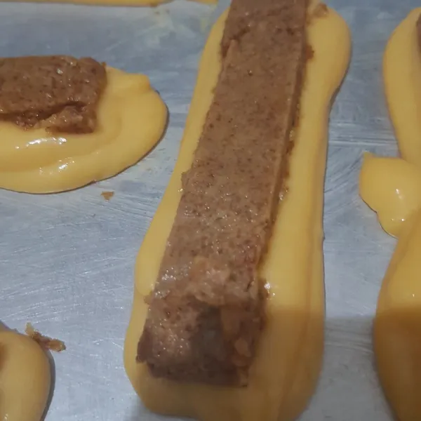 Cetak eclair bisa gunakan plastik untuk mempermudah. lalu letakan topping diatasnya. oven 180oC selama 35 menit.