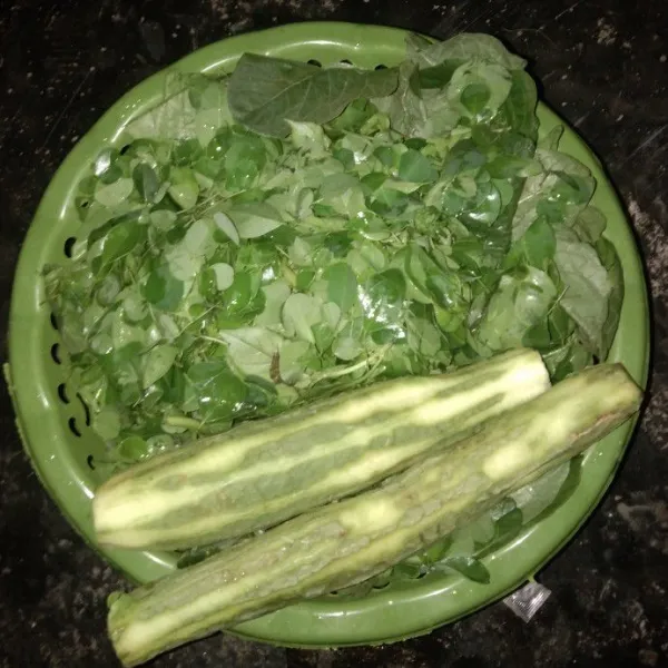 Setelah air mendidih masukkan sayuran yang berisi : langkir , daun kemangi , daun kelor hingga matang.