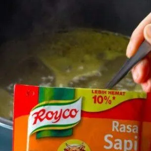 Masukkan garam, gula, royco,  kaldu sapi dan kecap bango. Aduk rata.