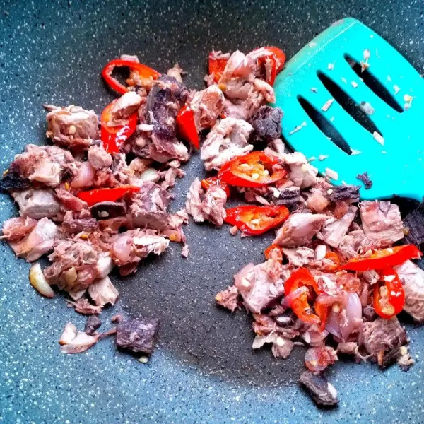 Masukkan ikan tuna dan cabai merah besar, aduk-aduk.