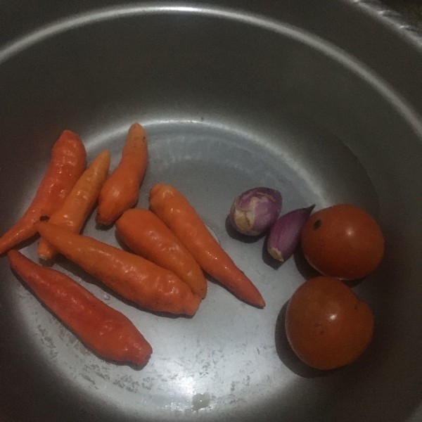 Siapkan cabai, bawang, dan tomat rampai.