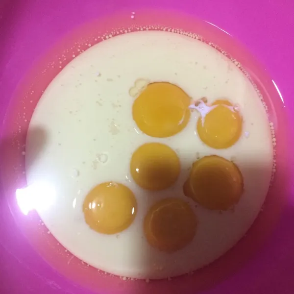 Tambahkan kuning telur, aduk rata pakai whisk.