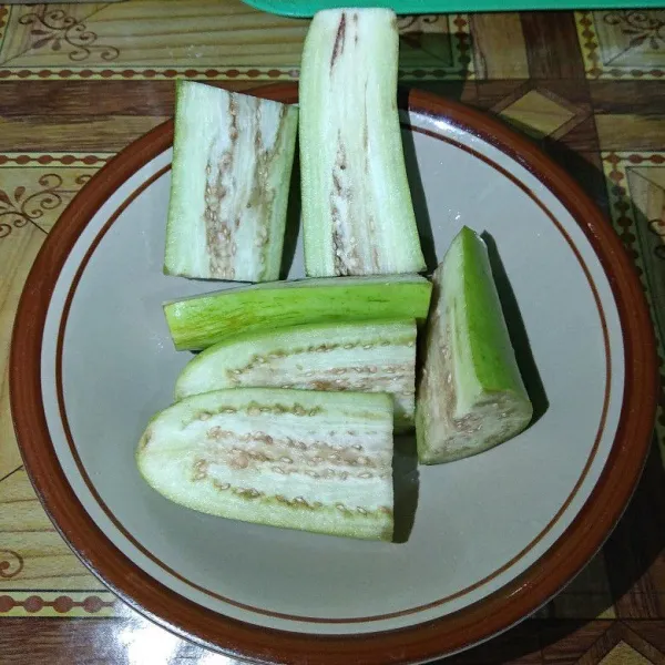 Potong -potong terong, sisihkan