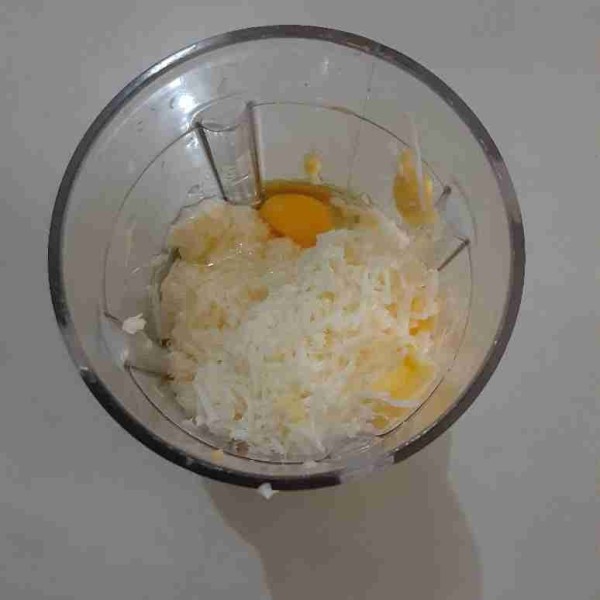 Masukkan dalam gelas blender, telur, keju parut dan margarin. Blender sampai halus.Angkat.