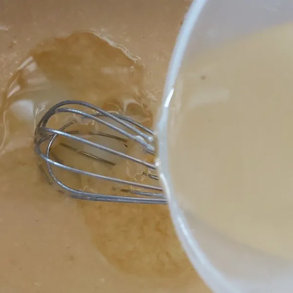 Dalam wadah lain kocok lepas telur, gula dan butter cukup rata saja. Lalu tuangi minyak sedikit demi sedikit.
