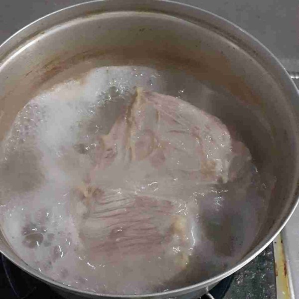 Rebus daging sapi hingga empuk, simpan air kaldunya.