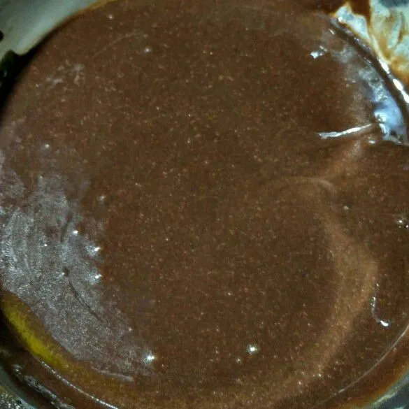 Campurkan ChocoDrink dengan telur yg telah dikocok lalu masukkan tepung dan margarin. Aduk hingga rata.