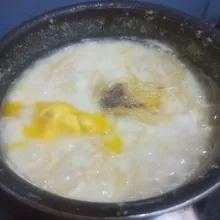 Setelah fettucine sudah berbaur dengan susu, campurkan 1 sdm mentega, garam, gula, lada, bumbu penyedap, serta parutan keju menggunakan api kecil.