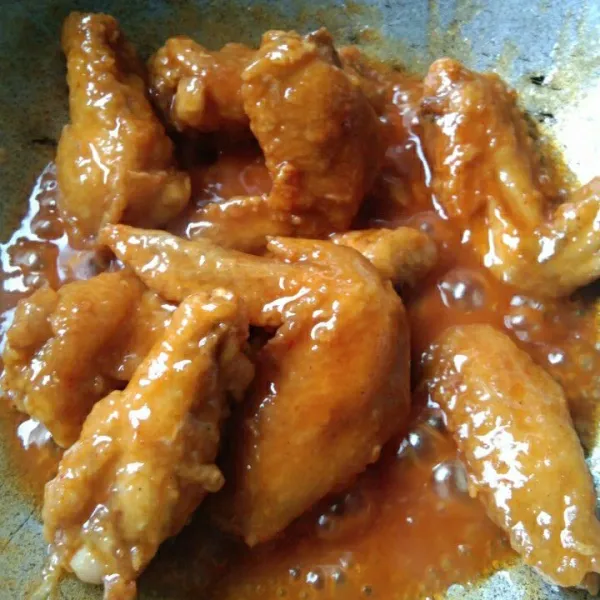 Tambahkan larutan madu / saus, masak hingga larutan saus menyerap pada ayam dan kuah menyusut.