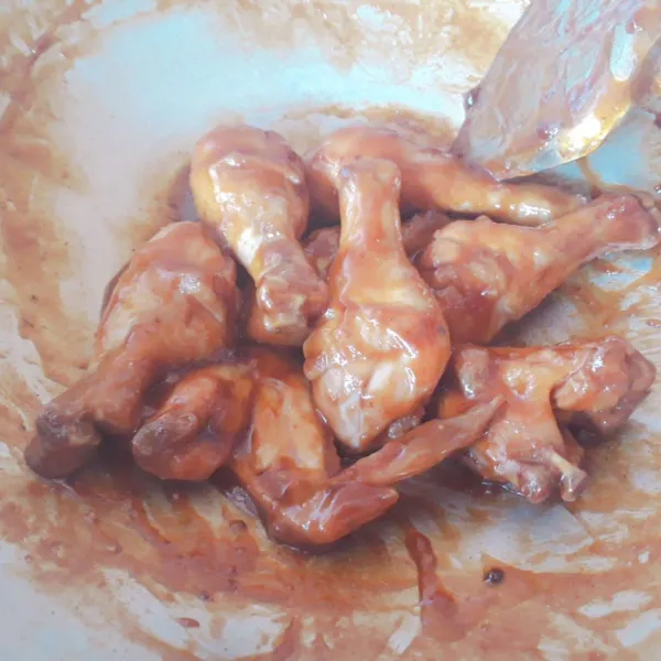 Masak hingga mengental dan bumbu meresap.