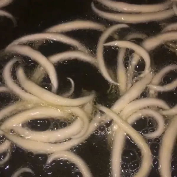 Goreng adonan hingga matang.