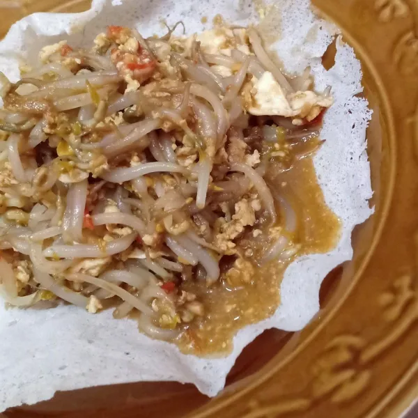 Sajikan di atas kulit lumpia.
