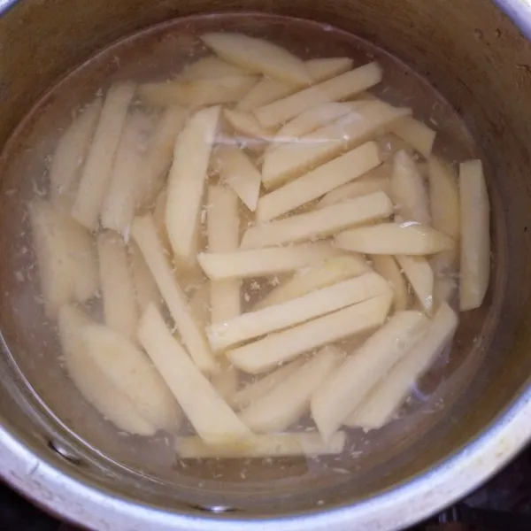 Masak kentang beserta air, garam dan bawang putih selama 10-15 menit.