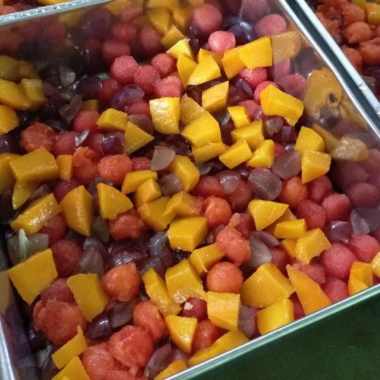 Siapkan buah potong dicetakan.