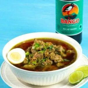 Masukkan daging dan telur ke mangkok saji. Siram dengan kuah soto.