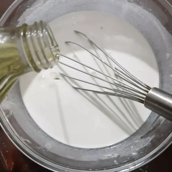 Cara Buat Mie Beras : campurkan tepung, garam, air dingin dan minyak. Aduk rata