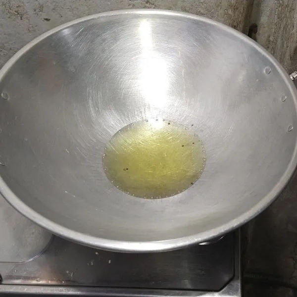 Panaskan minyak diatas penggorengan untuk menggoreng.