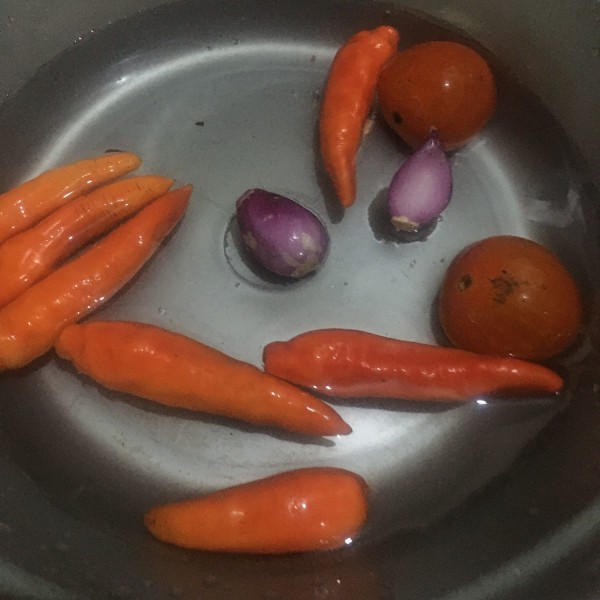 Cuci cabai, bawang, dan tomat rampai sampai bersih, lalu goreng hingga layu/matang.