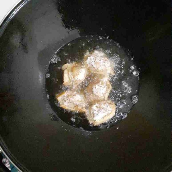 Lalu panaskan minyak dalam wajan, goreng tahu walik sampai kuning kecoklatan. Angkat dan tiriskan. Sajikan.
