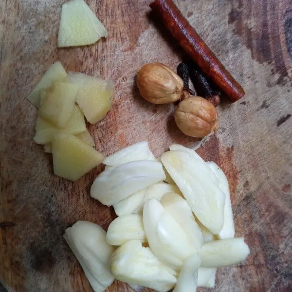 Potong- potong sayuran, rendam dengan garam selama 5 menit, tiriskan. iris juga bawang putih dan jahe.