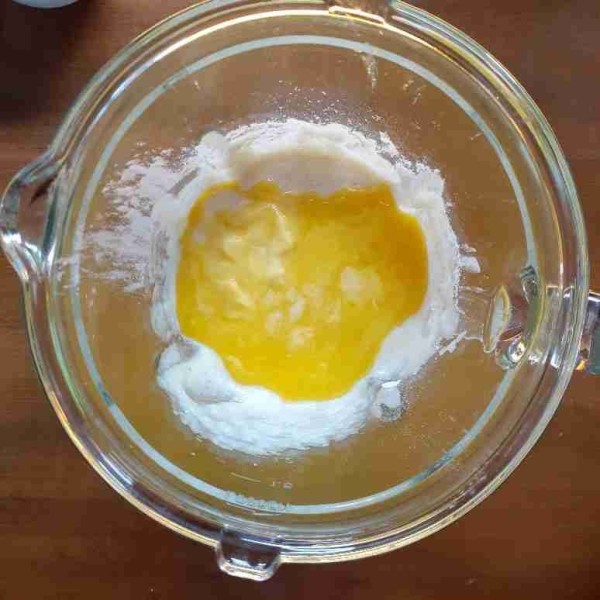 Kemudian masukkan margarin cairnya, blender sampai merata saja.