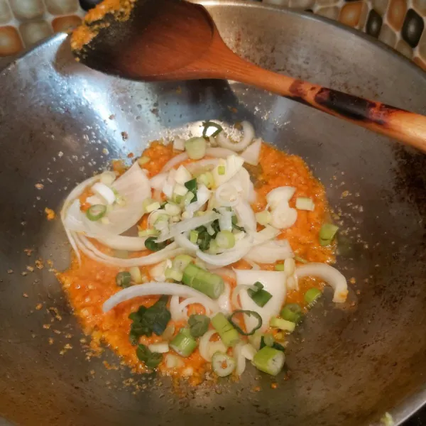Tumis bumbu halus (step2), tambahkan bawang bombay dan daun bawang secukupnya.