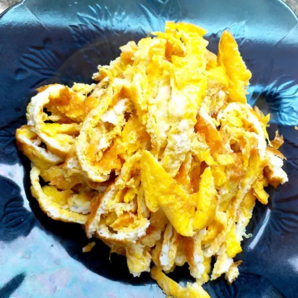 Buat telur dadar lalu iris tipis.