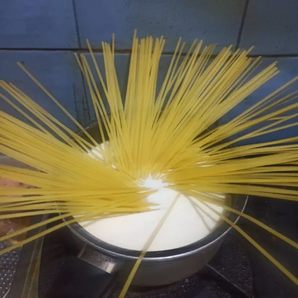 Setelah susu sudah panas, masukkan fettucine. Tunggu hingga fettucine lembek & terendam dengan susu.
