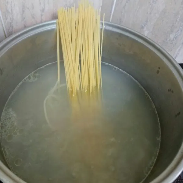 Masak spaghetti sampai lembut jgn lupa masukkan sedikit minyak pada saat merebus agar spaghetti tidak lengket