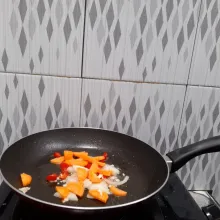 Panaskan minyak untuk menumis, masukan irisan bawang bombay, bawang putih, cabe merah dan juga wortel. Wortel ikut dimasukan karena proses menumis brokoli yang singkat agar wortel tidak keras.