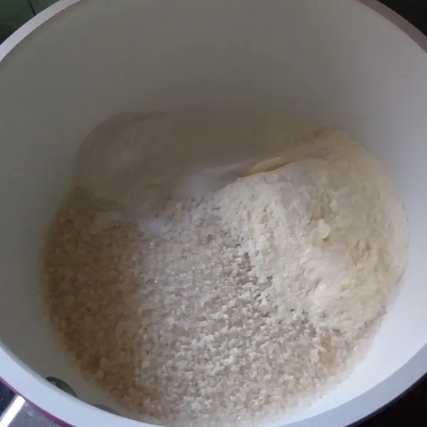 Campurkan gula pasir, susu bubuk full cream, dan agar-agar ke dalam panci.